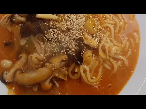 얼큰 버섯 칼국수