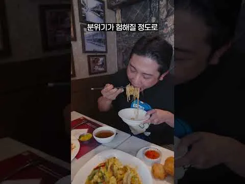 바질 돼지고기 덮밥