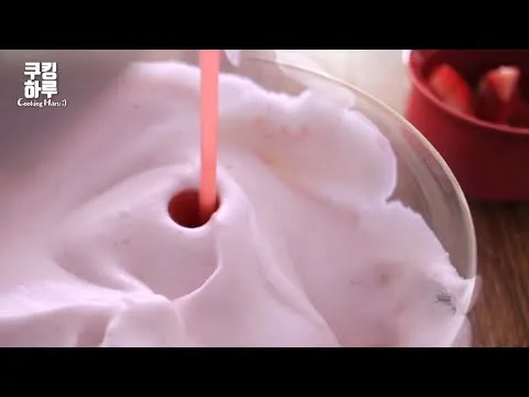 딸기 크림 라떼