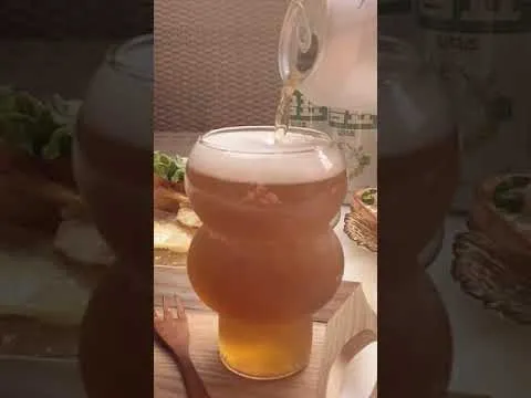 맥주와 샐러드 샌드위치
