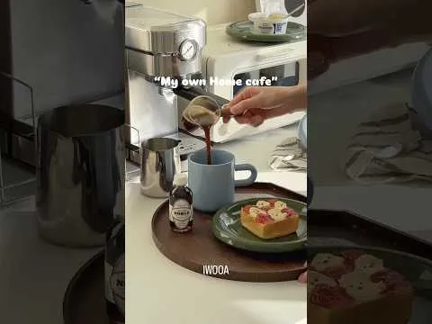 홈카페 딸기 크림치즈 토스트와 아메리카노